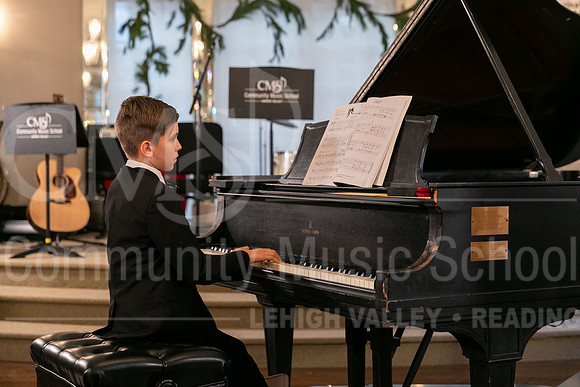 2022-12-18 Holiday Recital-0458-OliverBond