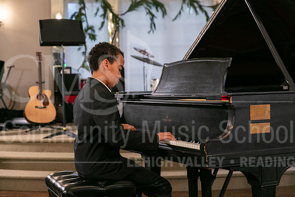2022-12-18 Holiday Recital-0499-EzraWilson