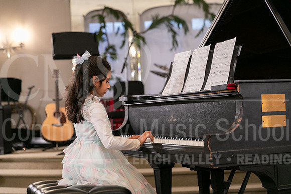2022-12-18 Holiday Recital-0527-Anaaya Kumar