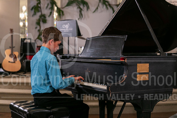 2022-12-18 Holiday Recital-0550-Josiah Ruiz