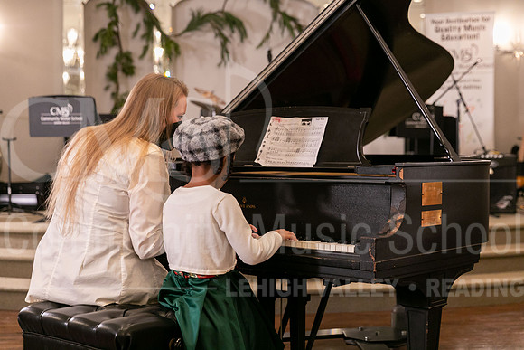 2022-12-18 Holiday Recital-0656-Yenaliz Williams - Kate Uhler