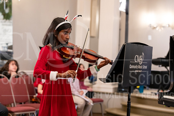 2023HolidayRecital-9829-MynahDey-violin