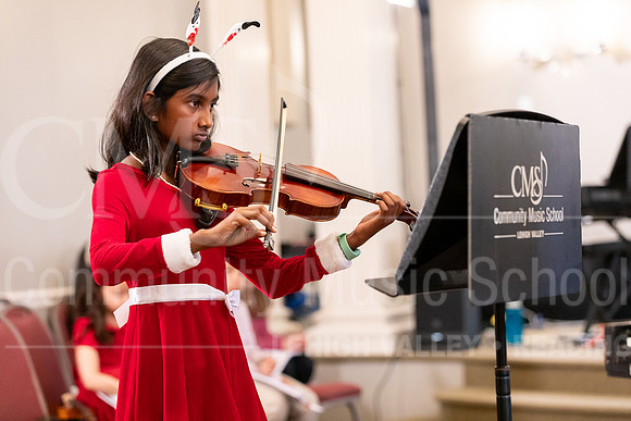 2023HolidayRecital-9831-MynahDey-violin