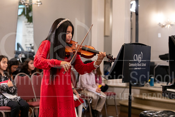 2023HolidayRecital-9832-LainaHernandezRoque-violin
