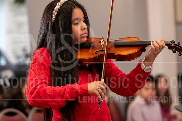 2023HolidayRecital-9833-LainaHernandezRoque-violin
