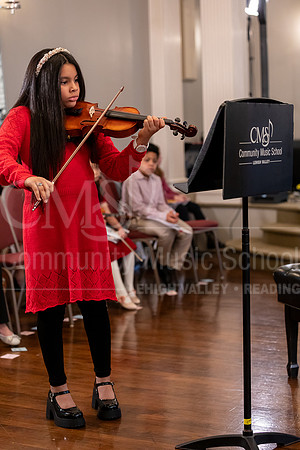 2023HolidayRecital-9835-LainaHernandezRoque-violin