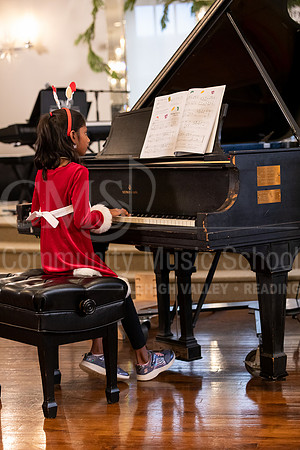 2023HolidayRecital-9846-MiraDey-piano