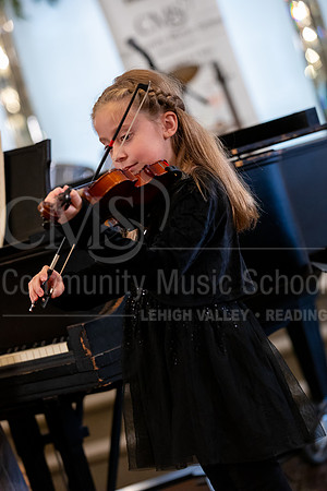 2023HolidayRecital-9873-KeiraFelix-violin