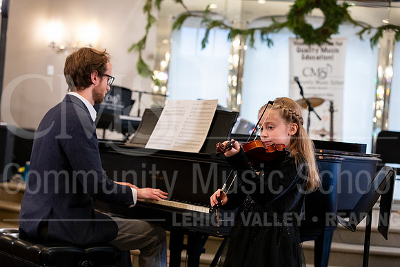 2023HolidayRecital-9874-KeiraFelix-violin