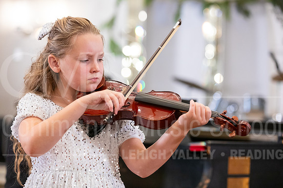 2023HolidayRecital-9903-ElonaJudge-violin