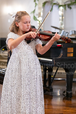 2023HolidayRecital-9905-ElonaJudge-violin