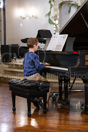 2023HolidayRecital-9925-AndrewHeckman-piano