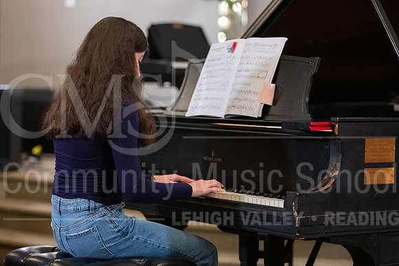 2023HolidayRecital-9928-GiovannaliaAlmoreef-piano