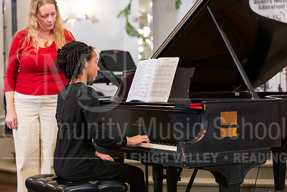2023HolidayRecital-9966-VictoriaTambo-piano