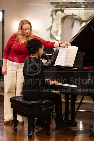 2023HolidayRecital-9969-VictoriaTambo-piano