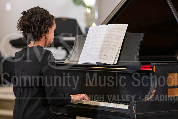 2023HolidayRecital-9970-VictoriaTambo-piano