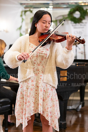 2023HolidayRecital-9977-KaylaHuynh-violin