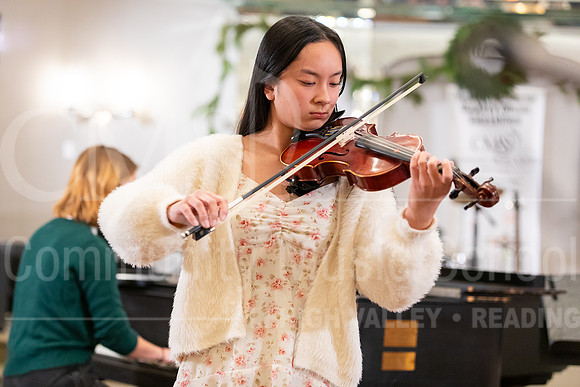 2023HolidayRecital-9979-KaylaHuynh-violin
